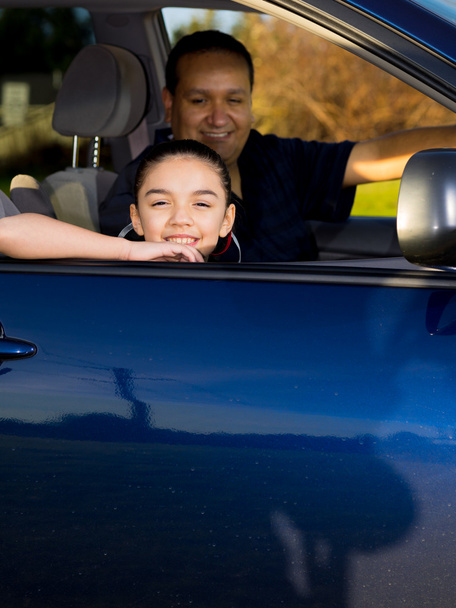 Baba kızı uygulamaya sürücü hazır hale getirilir - Fotoğraf, Görsel