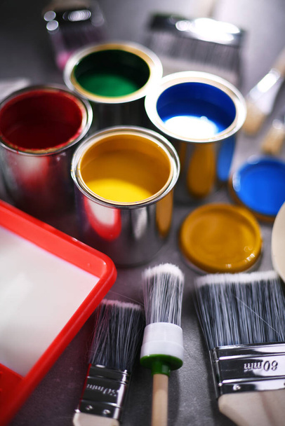 家庭の装飾目的のための異なるサイズの塗料缶や絵筆. - 写真・画像