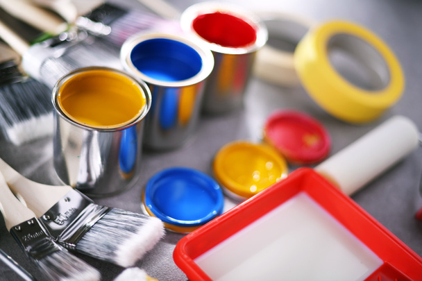 家庭の装飾目的のための異なるサイズの塗料缶や絵筆. - 写真・画像