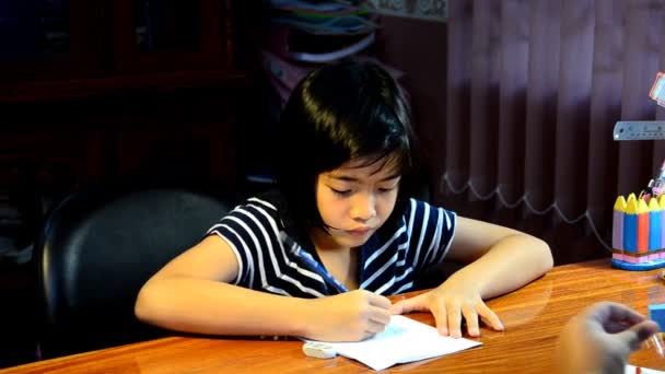 Jong meisje schrijven huiswerk. - Video