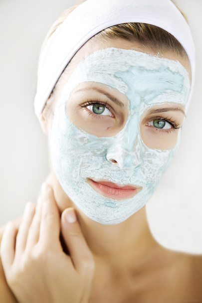 Жінка гризе маску для шкіри
 - Фото, зображення