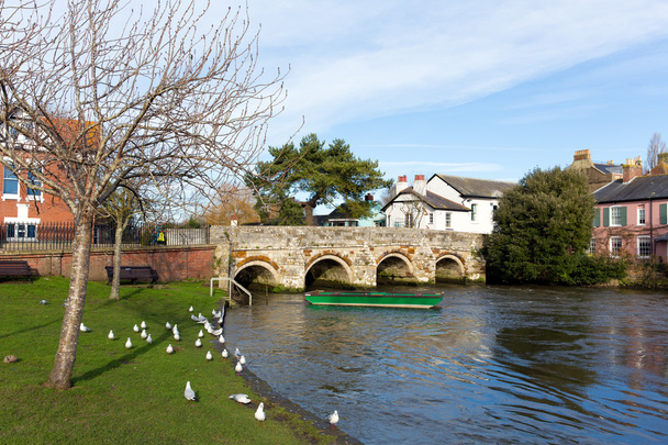 Christchurch Dorset Engeland Uk met rivier brug en groen boot - Foto, afbeelding