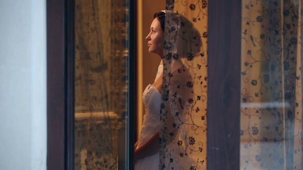 Gyönyörű menyasszony az ablakban. Sorozat 3 lövés - Felvétel, videó