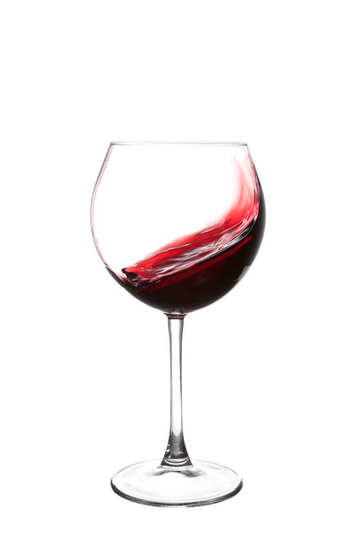 vin rouge tourbillonnant dans un verre à vin gobelet, isolé sur fond blanc
 - Photo, image