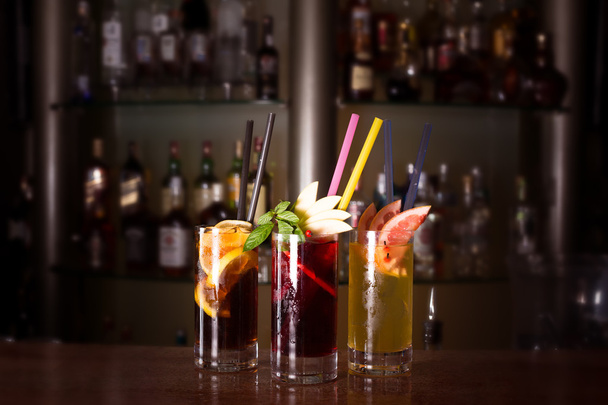 Cherry pommi, ruuvimeisseli ja kuubalainen libre cocktaileja pitkä glas
 - Valokuva, kuva