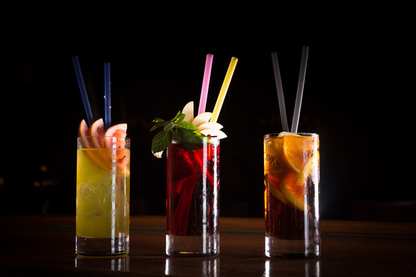 Cherry bomb, schroevendraaier en cuba libre cocktails in een hoog glas - Foto, afbeelding
