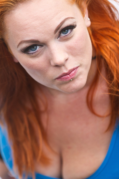 Chica de pelo rojo en retrato estilo pin-up
 - Foto, imagen