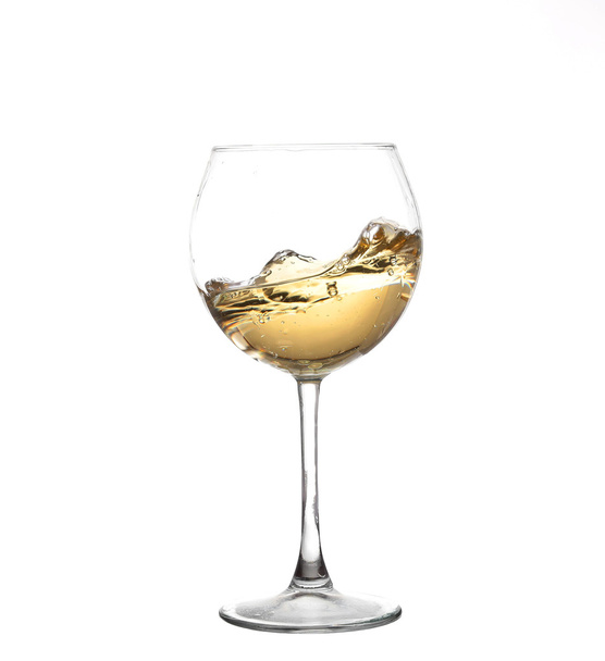 Beyaz bir arka plan üzerinde izole bir kadeh şarap cam dönen beyaz şarap - Fotoğraf, Görsel