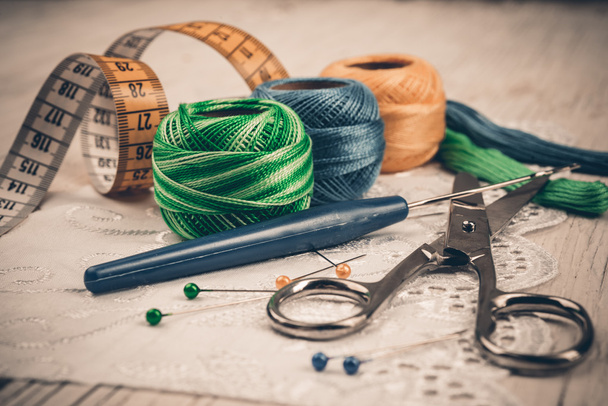 色の糸と編むことのためのツール - 写真・画像