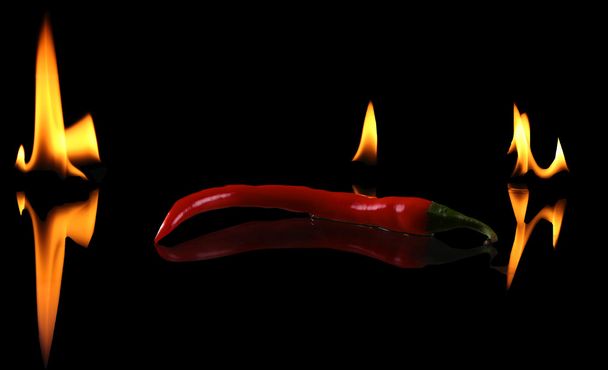 Гарячий перець з полум'ям на чорному тлі
 - Фото, зображення