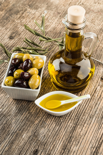 Fresh olives and olive oil - Foto, Imagen