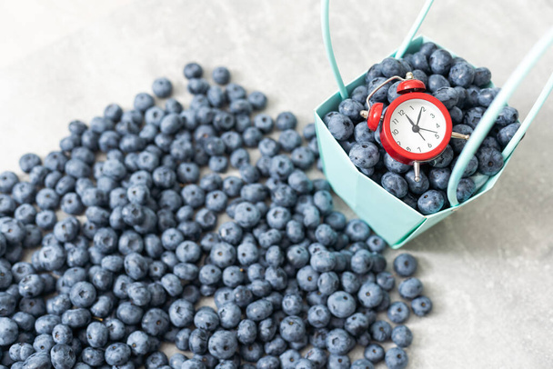 Time for seasonal berries and vitamins for a snack, breakfast, clock. - Foto, Imagem