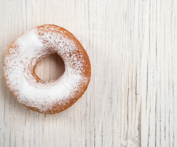 Donut crosty açúcar em pó
 - Foto, Imagem