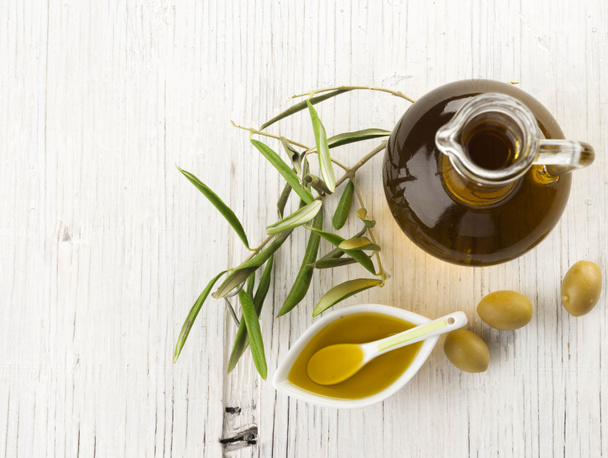 aceite de oliva y aceitunas - Foto, imagen