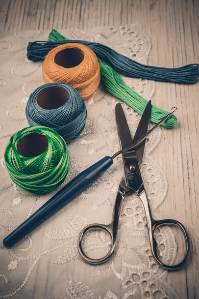 Gekleurde wol en hulpprogramma's voor het breien - Foto, afbeelding