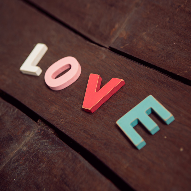 слово любов на дерев'яній підлозі
 - Фото, зображення