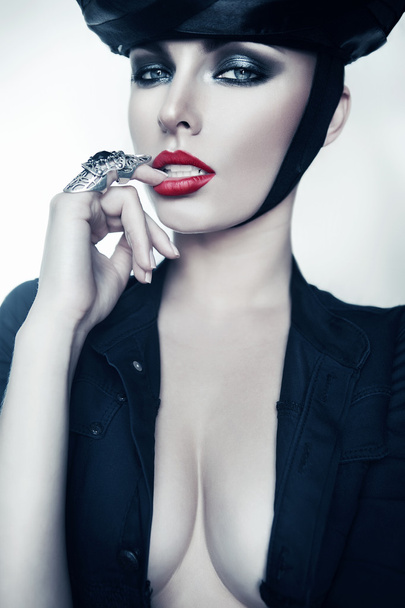 woman with finger on  lips - Fotografie, Obrázek