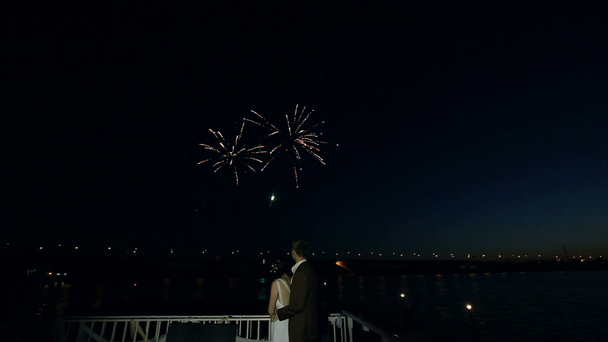 Felice matrimonio coppia guardando fuochi d'artificio saluto. Sequenza
 - Filmati, video