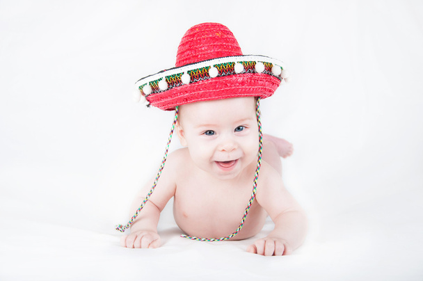 Veselý chlapeček s sombrero a maracas na bílém pozadí - Fotografie, Obrázek
