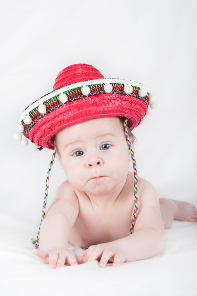 Bir fötr şapka ve beyaz zemin üzerine marakas neşeli küçük çocuk - Fotoğraf, Görsel