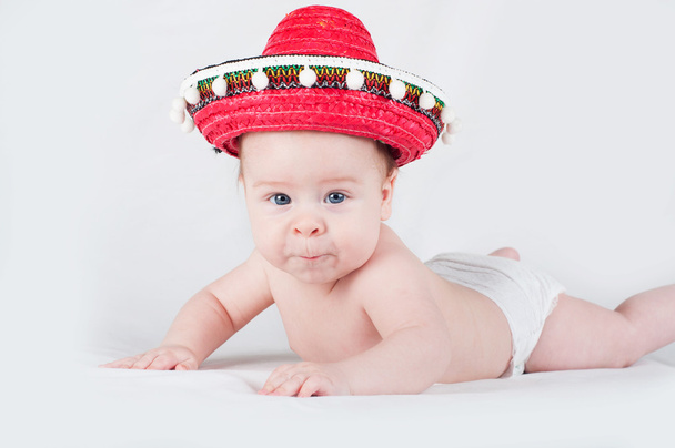 Niño alegre con sombrero y maracas sobre fondo blanco
 - Foto, imagen