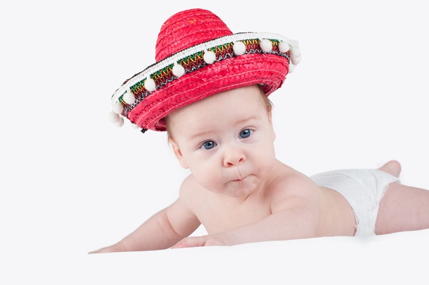 Menino alegre com um sombrero e maracas em um fundo branco
 - Foto, Imagem