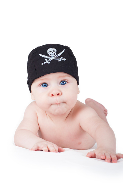 Bambino ragazzo in bandana pirata con scrigno sul fondo bianco
 - Foto, immagini