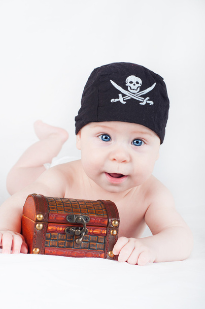 Kind jongen in pirate bandana met schatkist op witte achtergrond - Foto, afbeelding
