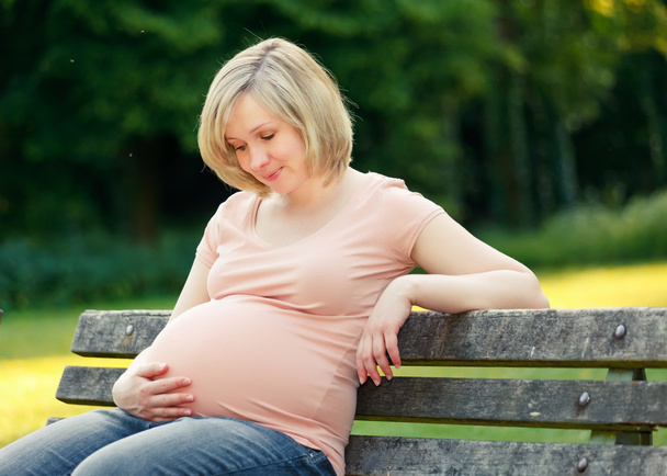 Pregnant woman in the park - Foto, Imagem