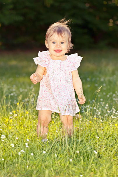 Little girl in the park - Fotografie, Obrázek