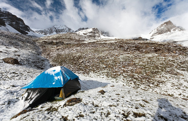 camping on mountain in himalayas - nepal  - Foto, imagen