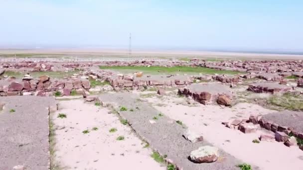 Τα ερείπια του συγκροτήματος του παλατιού Taraz Akyyta αρχαιολογικούς χώρους της κεντρικής πύλης και το πέτρινο τείχος σε μια ηλιόλουστη μέρα με γαλάζιο ουρανό - Πλάνα, βίντεο