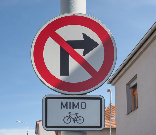 Регуляторные знаки, нет поворота направо, кроме дорожных знаков велосипедов. Мимо-перевод, за исключением - Фото, изображение