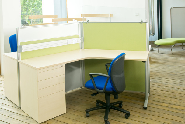 オフィス デスク、青い椅子キュービクル セット - 写真・画像