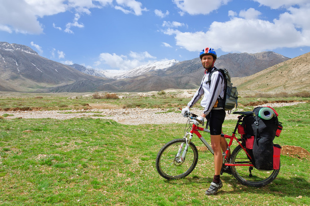 Велосипедист з великими рюкзак стоїть на тлі гір Турецька - Фото, зображення