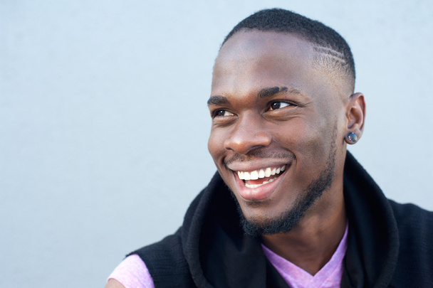 Веселый молодой африканский американец улыбается
 - Фото, изображение
