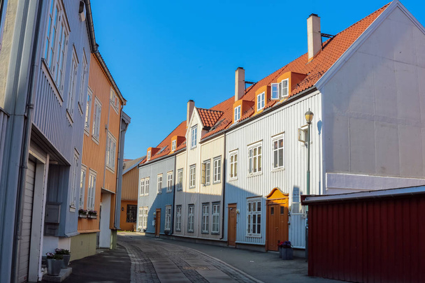 Bakklandet, antiguo barrio de Trondheim, con pequeñas casas de madera y calles estrechas. es una de las principales atracciones turísticas de la ciudad
. - Foto, Imagen