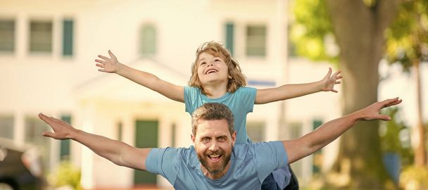 Banner of father and son in summer park outdoor. parent relax with small child boy on grass. dad with kid on summer day. parenting. - Foto, Bild
