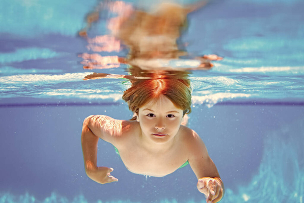 Menino nadando debaixo d 'água na piscina. Engraçado crianças menino jogar e nadar na água do mar - Foto, Imagem