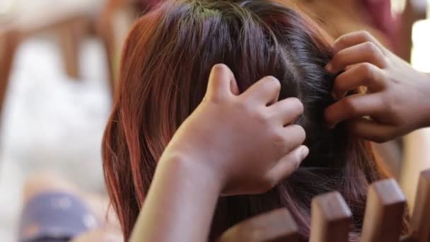 Dziewczyna inspekcji włosów dla Wszy  - Materiał filmowy, wideo