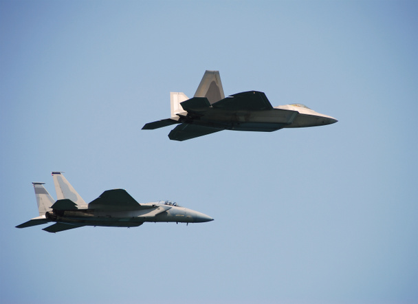F-15 και F-22 μαχητικά σε formaation - Φωτογραφία, εικόνα