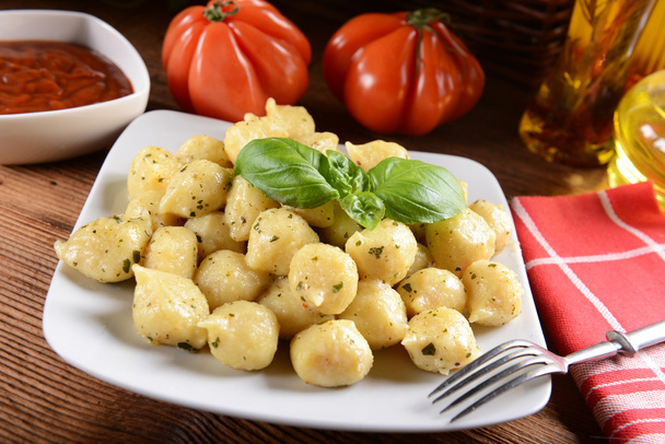 Gnocchi con queso y tomates
 - Foto, imagen