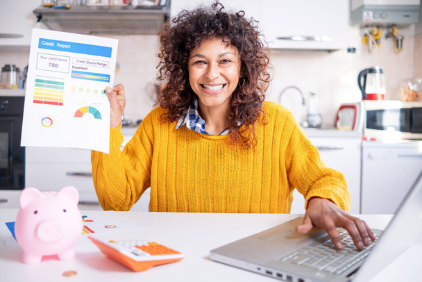 Счастливая чернокожая женщина проверяет свой хороший кредитный рейтинг в Интернете - Фото, изображение