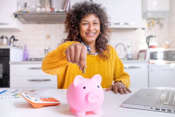 Hymyilevä musta nainen säästää tavoite tulevaa eläkkeelle suunnitelma, keskittyä säästöpossu - Valokuva, kuva