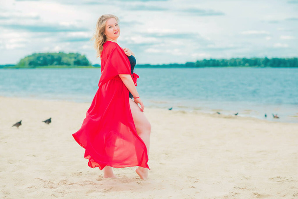 Plus koko Euroopan blondi nainen tyylikäs romanttinen naisten kesävaatteet rannalla. Käsitys koot, onnellinen mukava luonnollinen kaunis nainen  - Valokuva, kuva