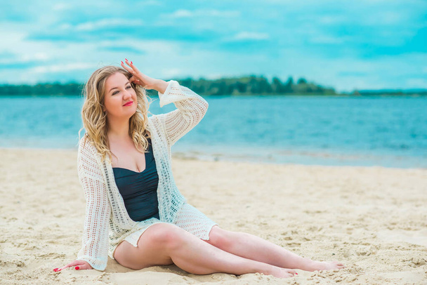 Плюс размер европейская блондинка в стильной романтической летней женской одежде на пляже. Счастливая красивая естественная красавица  - Фото, изображение