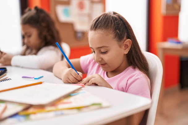 Dvě děti předškolní studenti sedí na stole kreslení na papíře ve třídě - Fotografie, Obrázek