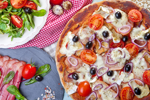Pizza con prosciutto crudo
 - Foto, immagini