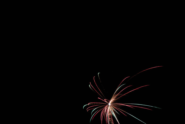 本物の花火写真と抽象的なカラフルな花火の背景 - 写真・画像