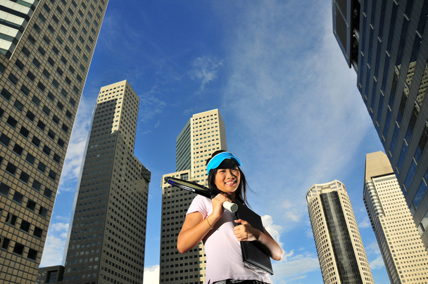 Asiática saludable chica sosteniendo un tenis raqueta al aire libre
 - Foto, Imagen